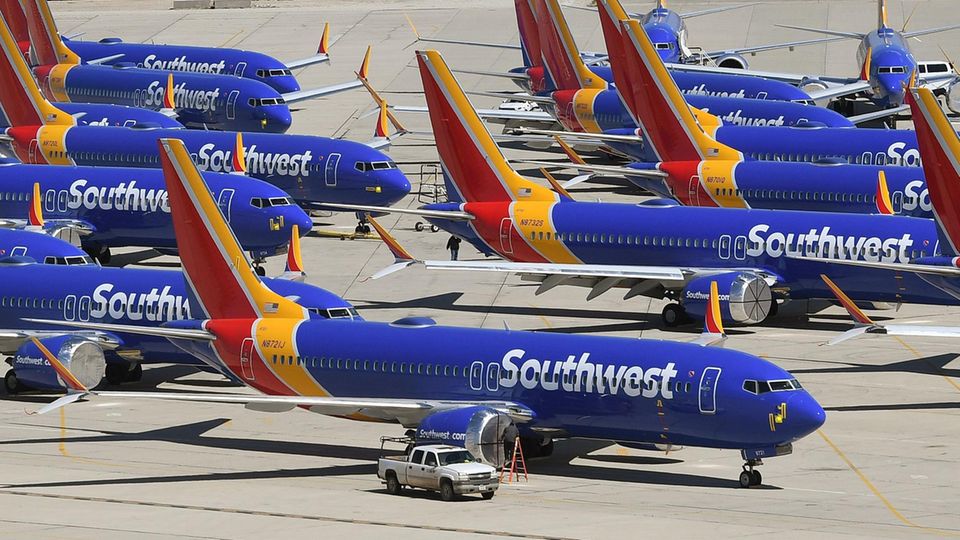 Vom Flugverbot ist der US-Billigflieger Southwest besonders betroffen: 31 der bestellten 280 Boeing 737 Max sind bereits an die Airline ausgeliefert und müssen auf Flughäfen in Kalifornien geparkt werden.