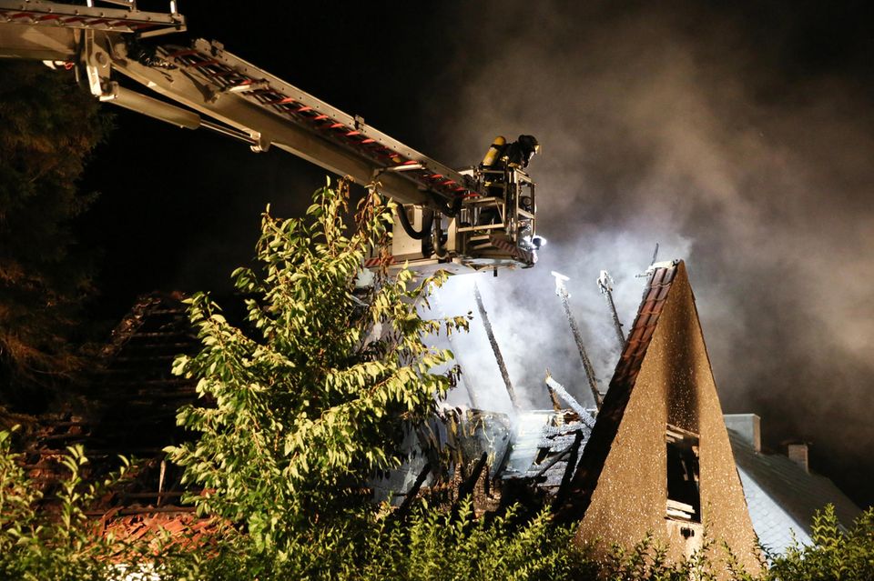 Nachrichten aus Deutschland – Von einem Teleskopmast aus bekämpft ein Feuerwehrmann den Brand