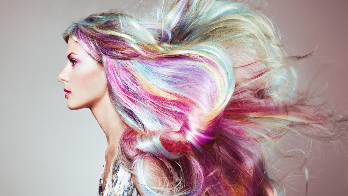 Du willst deine Haare färben, aber dich nicht langfristig festlegen? Haarkreide könnte die Lösung sein