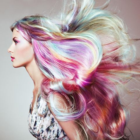 Du willst deine Haare färben, aber dich nicht langfristig festlegen? Haarkreide könnte die Lösung sein