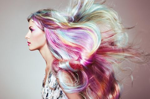 Du willst deine Haare färben, aber dich nicht langfristig festlegen? Haarkreide könnte die Lösung sein