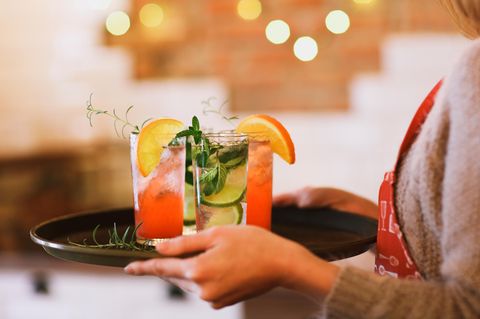 Kellnerin mit Drinks