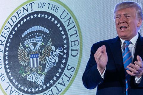 Donald Trump applaudiert sich und dem falschen Siegel