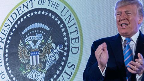Donald Trump applaudiert sich und dem falschen Siegel