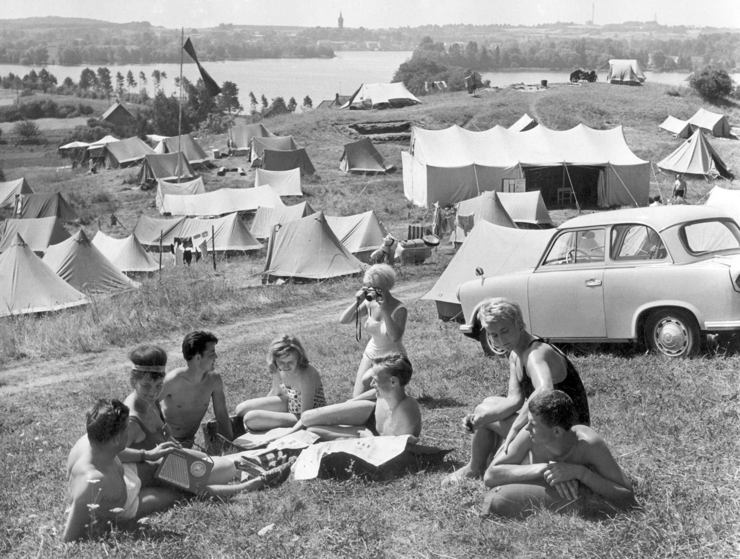 Urlauber auf dem Campingplatz in Feldberg im Kreis Neustrelitz (DDR) an der Mecklenburger Seenplatte im Jahre 1963