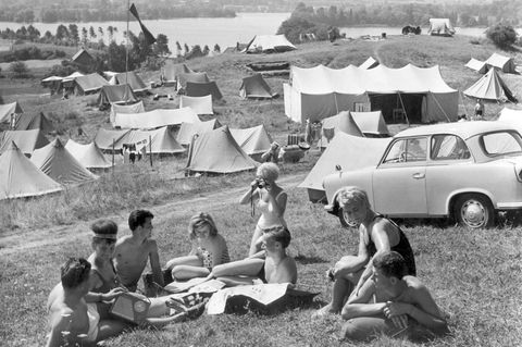 Urlauber auf dem Campingplatz in Feldberg im Kreis Neustrelitz (DDR) an der Mecklenburger Seenplatte im Jahre 1963