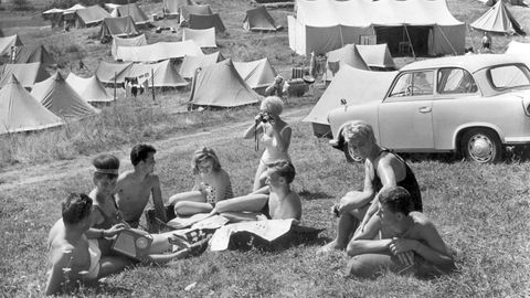 Urlauber auf dem Campingplatz in Feldberg im Kreis Neustrelitz (DDR) an der Mecklenburger Seenplatte im Jahre 1963