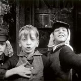 Vier Jungen spielen vor der Kamera