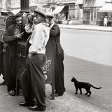 Drei junge Männer lehnen an einem Briefkasten