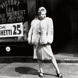 Eine elegant gekleidete Frau in Pelzjacke