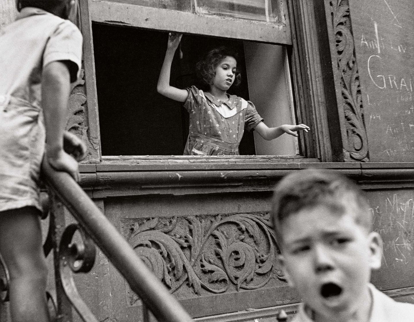 Helen Levitt Ein Mädchen unterhält sich aus dem Fenster ihrer Wohnung mit Kindern auf der Straße