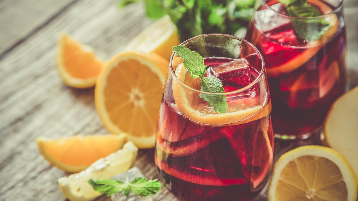 Zwei Gläser mit Sangria Zwei Gläser mit Sangria