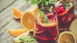 Zwei Gläser mit Sangria