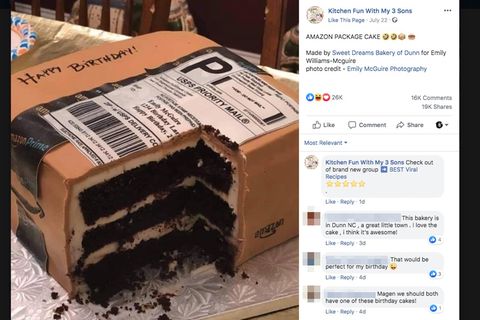 Ein angeschnittener Kuchen, der außen exakt wie ein Amazon-Paket aussieht