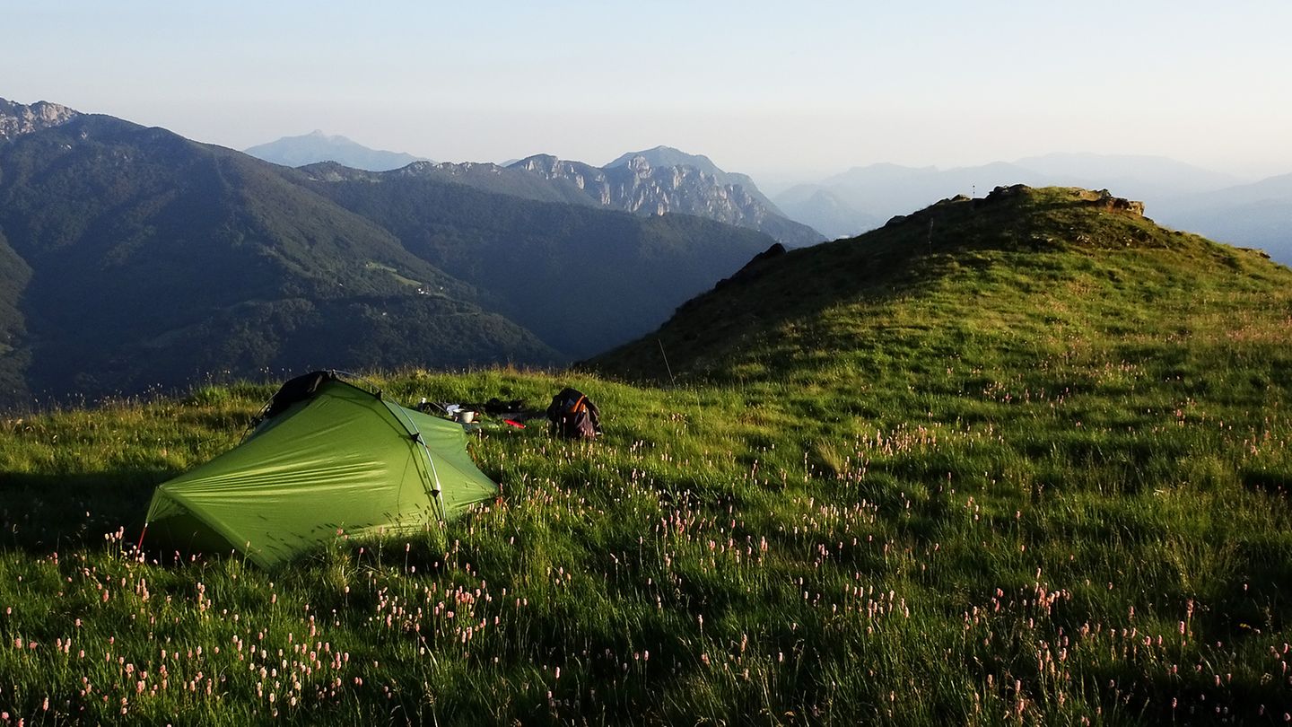 Oberhalb des Monte Bar mit den Denti della Vecchia im Hintergrund