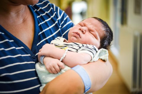 Das Baby Vincent Martin Mathieu liegt im Krankenhaus in Mönchengladbach im Arm von Mutter Cindy