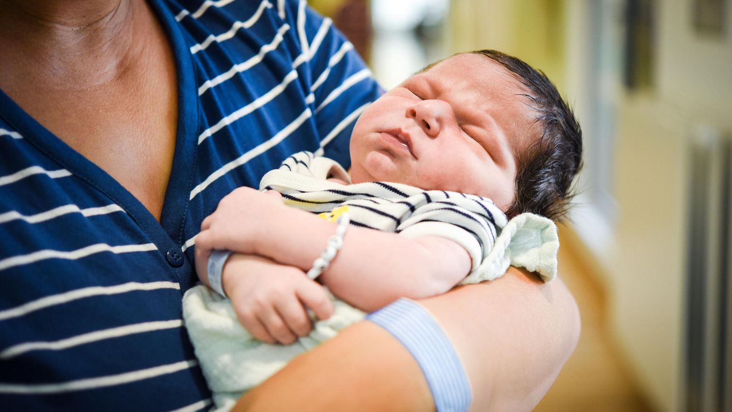 Das Baby Vincent Martin Mathieu liegt im Krankenhaus in Mönchengladbach im Arm von Mutter Cindy