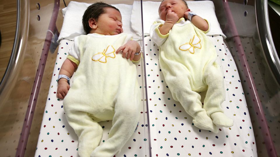 65 Zentimeter war Vincent (l.) bei seiner Geburt groß. Rechts zum Vergleich der durchschnittlich große Emil Theodor.