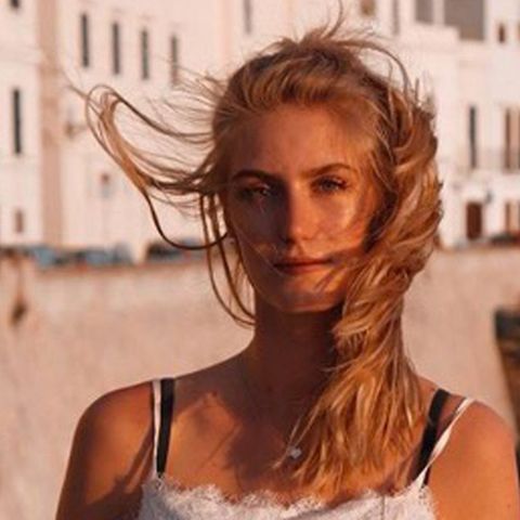 Julia versucht, als junges Model ihren Weg zu finden