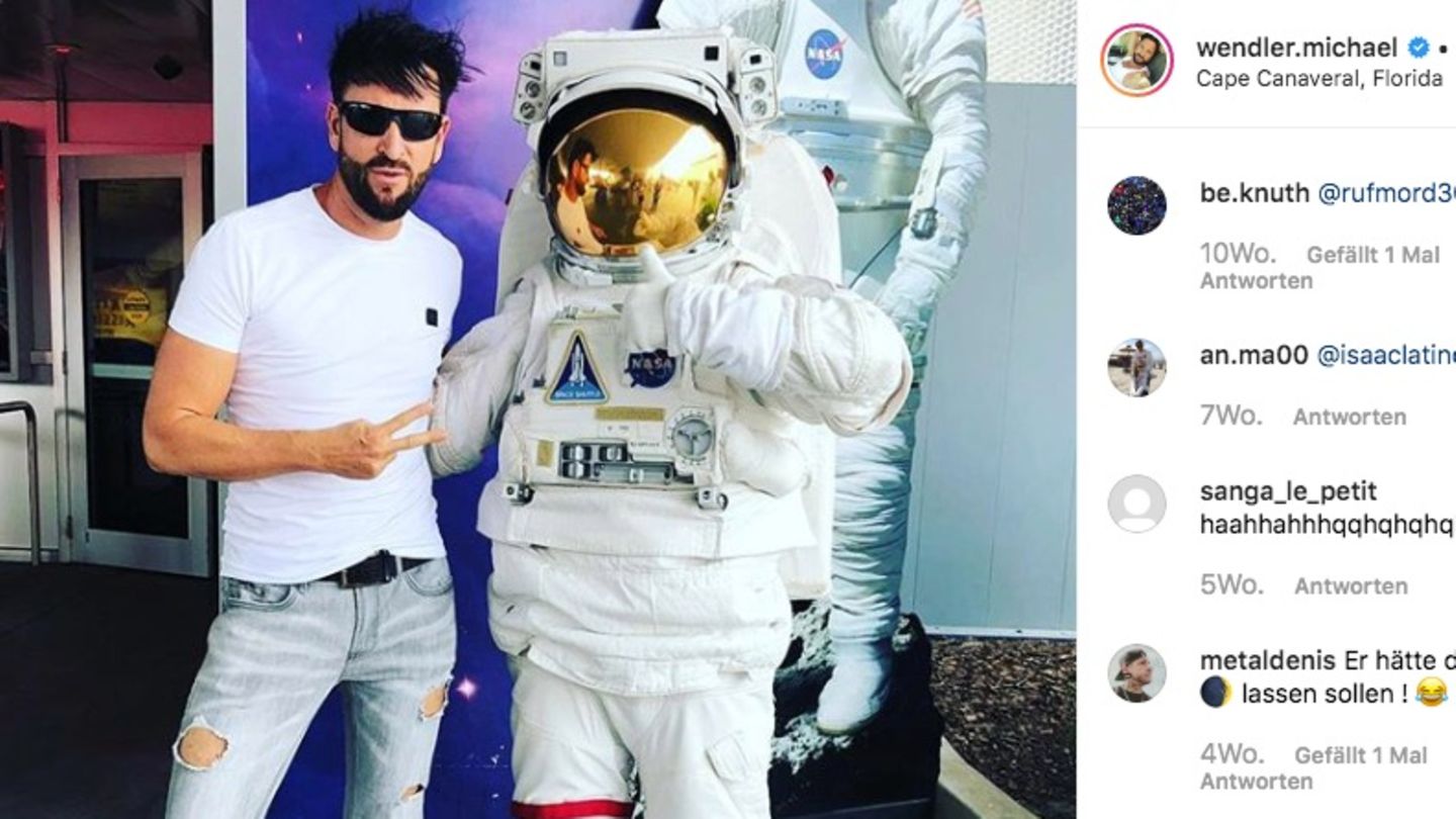 Michael Wendler posiert neben einem Astronauten