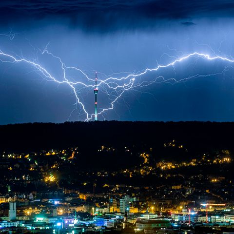 Hitzewelle in Deutschland – Blitze zucken am Himmel über Stuttgart