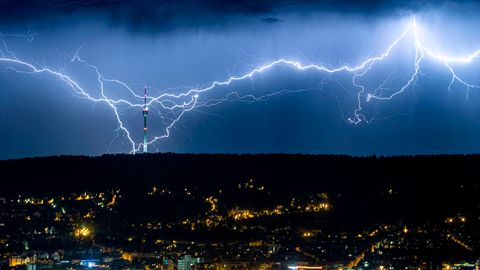 Hitzewelle in Deutschland – Blitze zucken am Himmel über Stuttgart