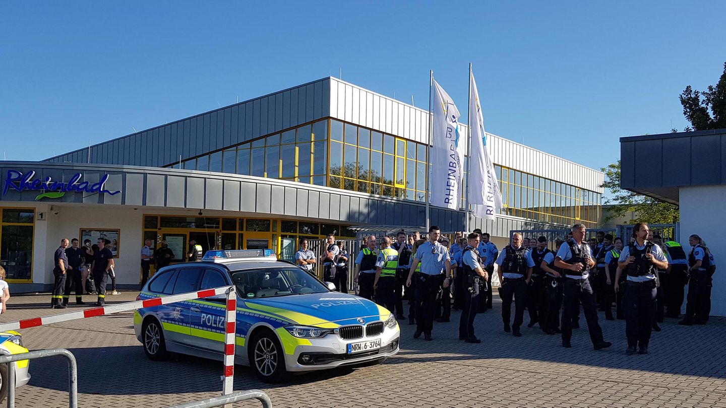Polizei vor dem Düsseldorfer Rheinbad