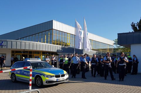 Polizei vor dem Düsseldorfer Rheinbad
