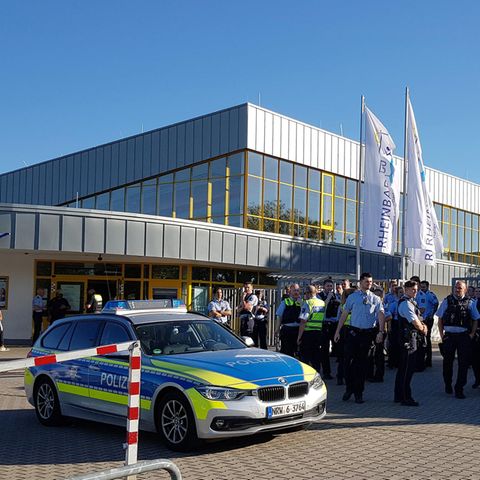 Polizei vor dem Düsseldorfer Rheinbad