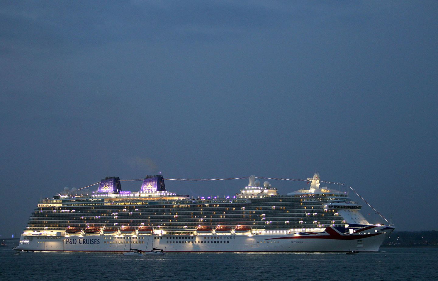 Die "Britannia" gehört der britischen Reederei P&O Cruises und hat Platz für mehr als 3.500 Passagiere