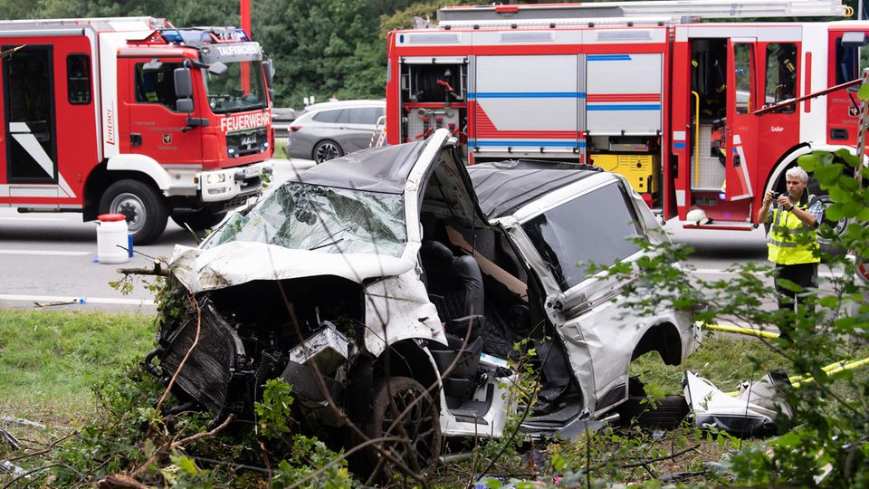 Der Kleinbus liegt nach dem Unfall völlig demoliert im Straßengraben