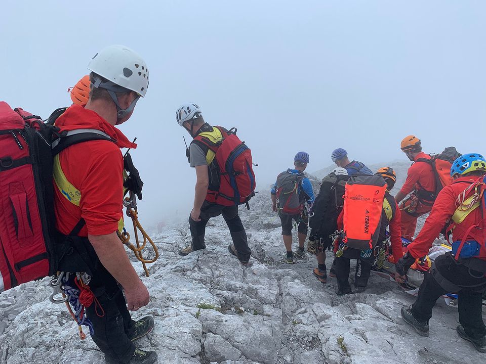 22-Jährige überlebt 50-Meter-Sturz am Watzmanngrat Bergretter bringen die verunglückte Bergsteigerin auf einer Trage in Sicherheit