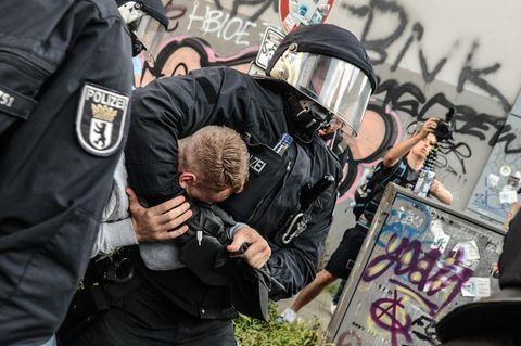 Polizeigewalt am Rande des G20-Gipfels in Hamburg: rechtmäßig oder nicht?