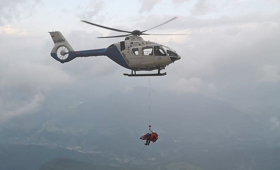 Bergwacht rettet 22-Jährige nach 50-Meter-Sturz am Watzmann Einer der vier Helikopter bringt die schwer verletzte Urlauberin ins Tal