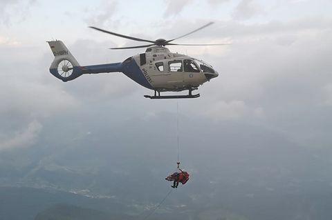 Einer der vier Helikopter bringt die schwer verletzte Urlauberin ins Tal