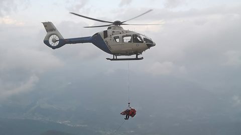 Einer der vier Helikopter bringt die schwer verletzte Urlauberin ins Tal