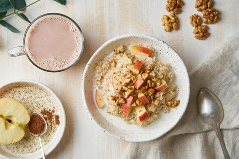 Ökotest prüft Porridge: Eine Schüssel mit Haferbrei steht auf einem Tisch
