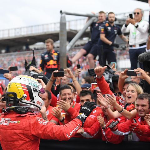 Sebastian Vettel bejubelt mit dem Ferrari-Team die Aufholjagd von Hockenheim