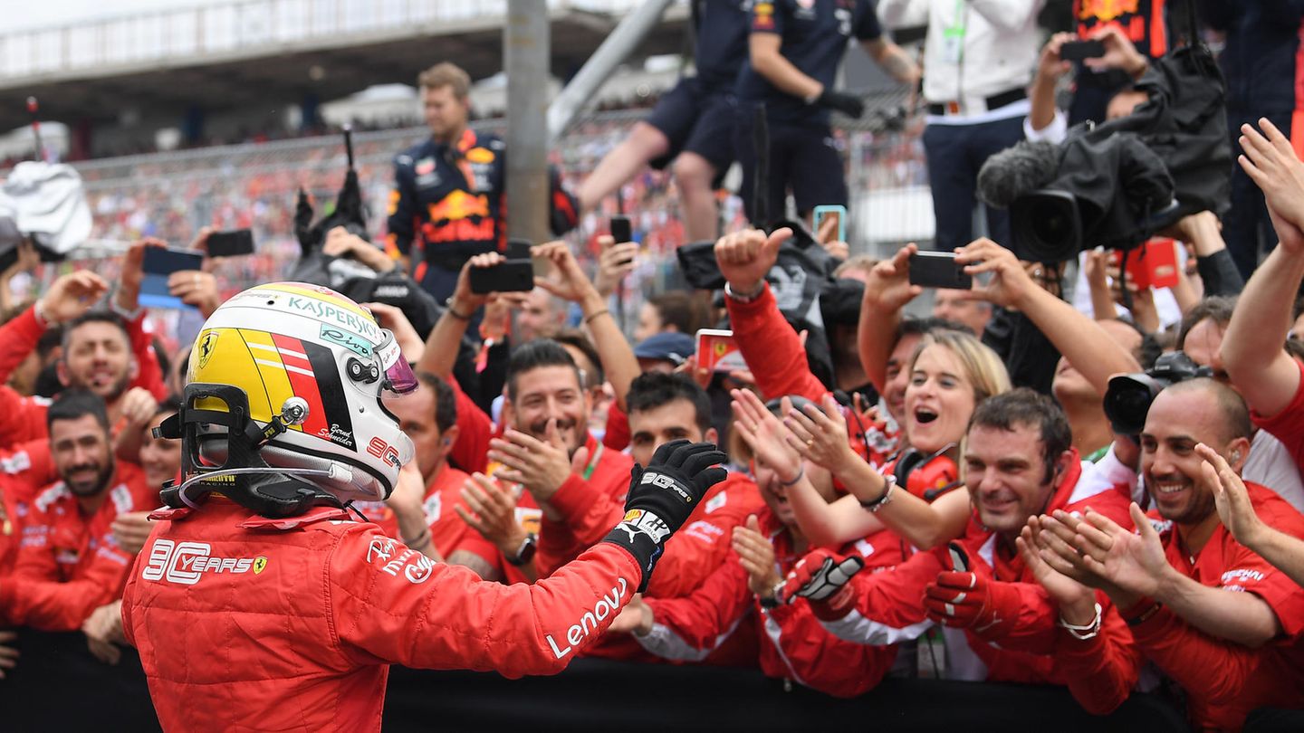 Sebastian Vettel bejubelt mit dem Ferrari-Team die Aufholjagd von Hockenheim