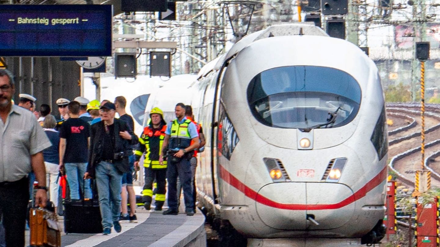 Ein ICE steht am Frankfurter Hauptbahnhof, nachdem es bei der Einfahrt des Zuges zu einem Zwischenfall mit einem Kind kam