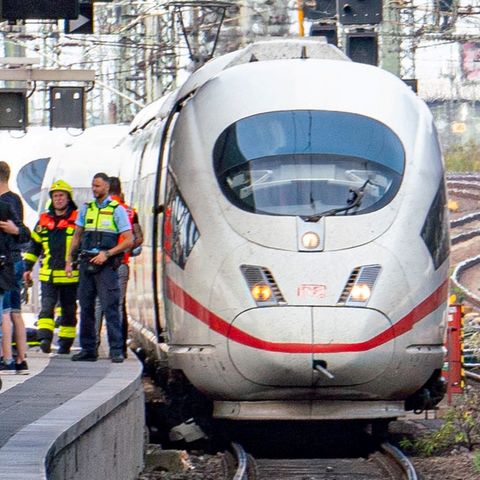 Ein ICE steht am Frankfurter Hauptbahnhof, nachdem es bei der Einfahrt des Zuges zu einem Zwischenfall mit einem Kind kam