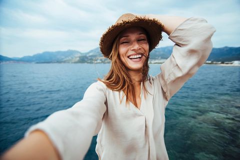 Junge Frau macht Selfie
