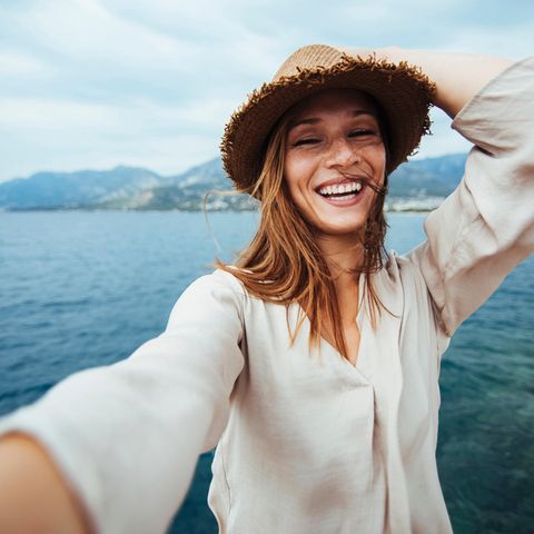 Junge Frau macht Selfie
