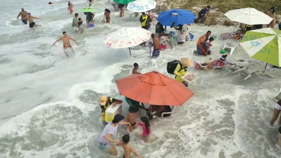 Riesenwelle überrascht Strandurlauber in Rio de Janeiro Riesenwelle überrascht Strandurlauber in Rio de Janeiro