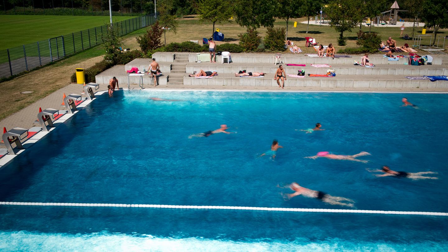Nordrhein-Westfalen, Düsseldorf: Badegäste schwimmen im Rheinbad