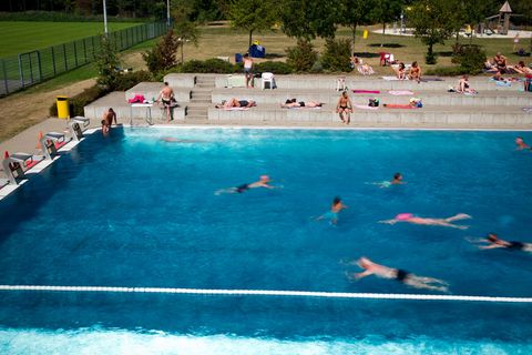 Nordrhein-Westfalen, Düsseldorf: Badegäste schwimmen im Rheinbad