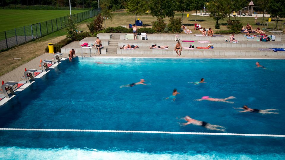 Nordrhein-Westfalen, Düsseldorf: Badegäste schwimmen im Rheinbad