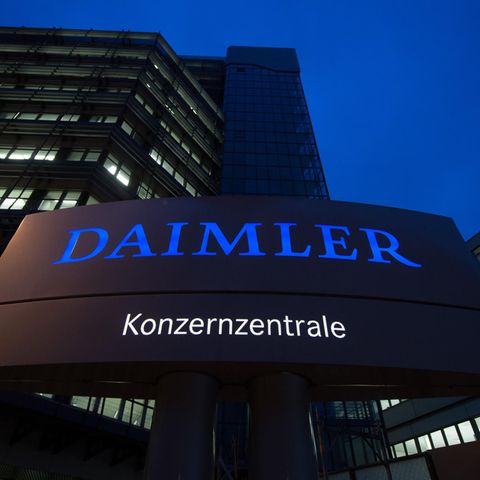 Die Daimler-Konzernzentrale, aufgenommen in der Morgendämmerung