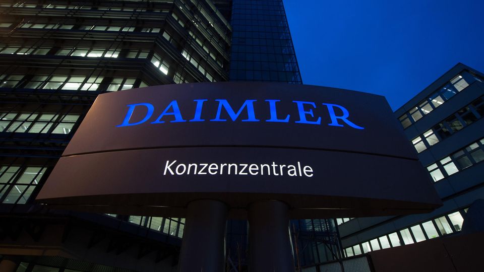 Baden-Württemberg, Stuttgart: Die Daimler-Konzernzentrale, aufgenommen in der Morgendämmerung