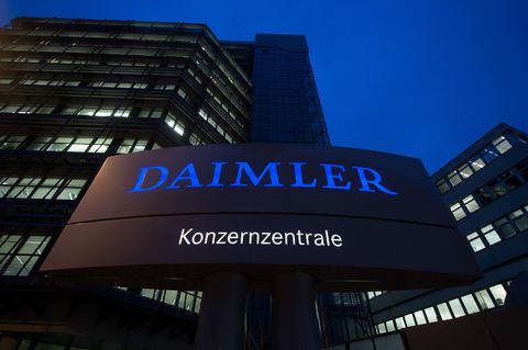 Baden-Württemberg, Stuttgart: Die Daimler-Konzernzentrale, aufgenommen in der Morgendämmerung